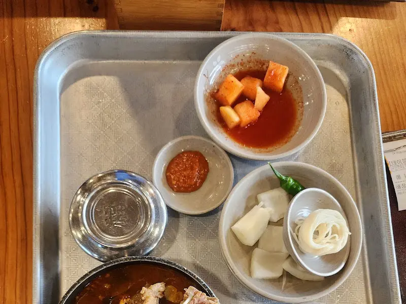 깔끔하게 차려진 기본 반찬