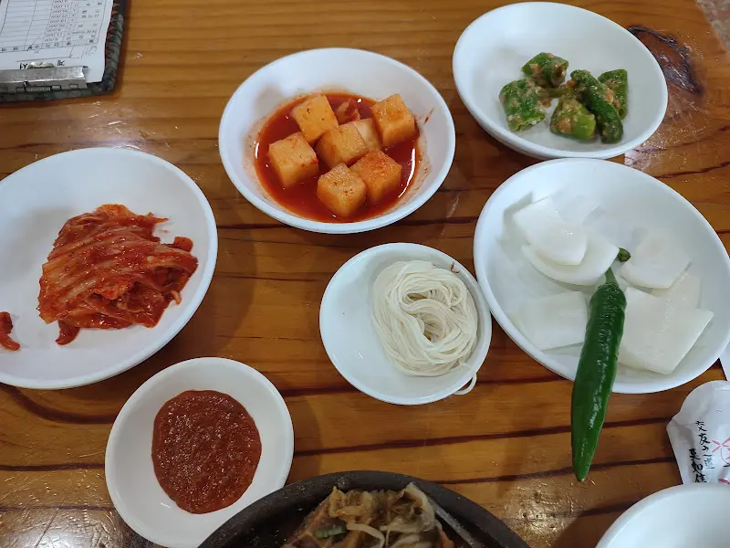 테이블 가득 차려진 한 상 차림