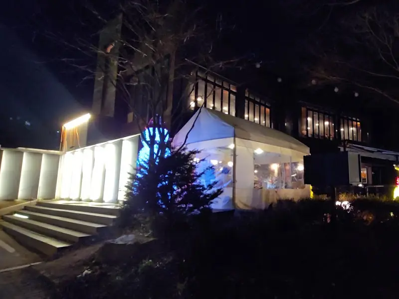 밤에 찍은 파라디소 외부 전경