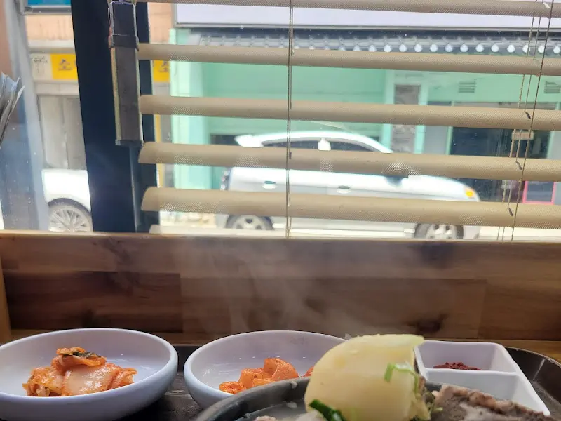 창밖 풍경과 함께 즐기는 감자탕