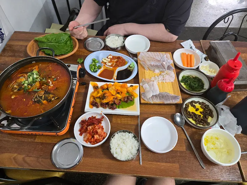 득량만 횟집 전체 상차림