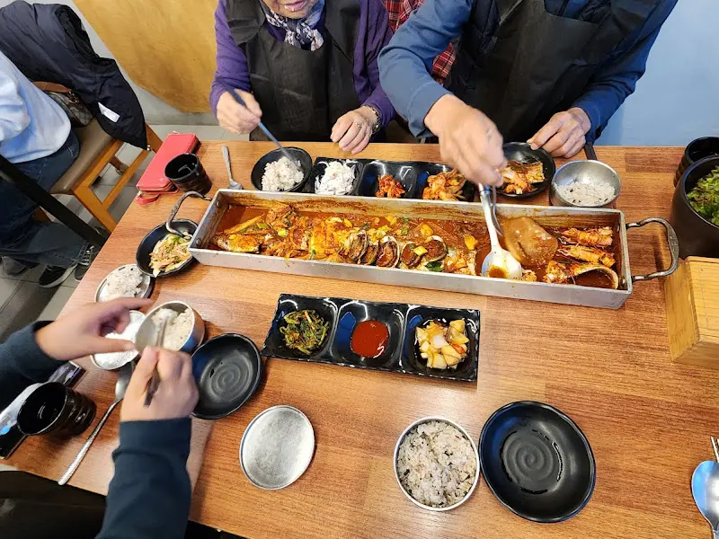 식사하는 사람들