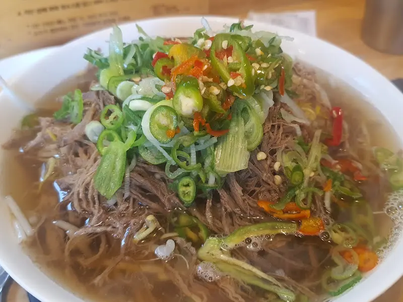 다채로운 고명이 올려진 쌀국수