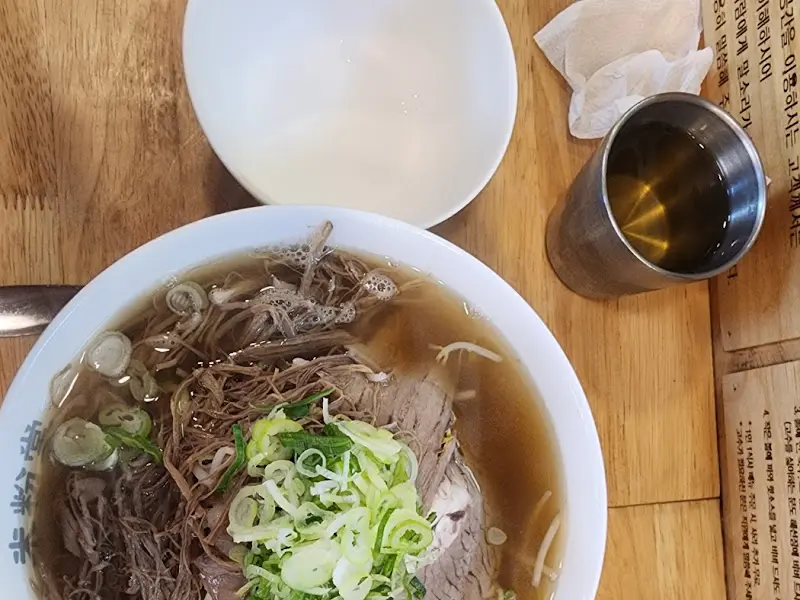 깔끔하게 세팅된 테이블