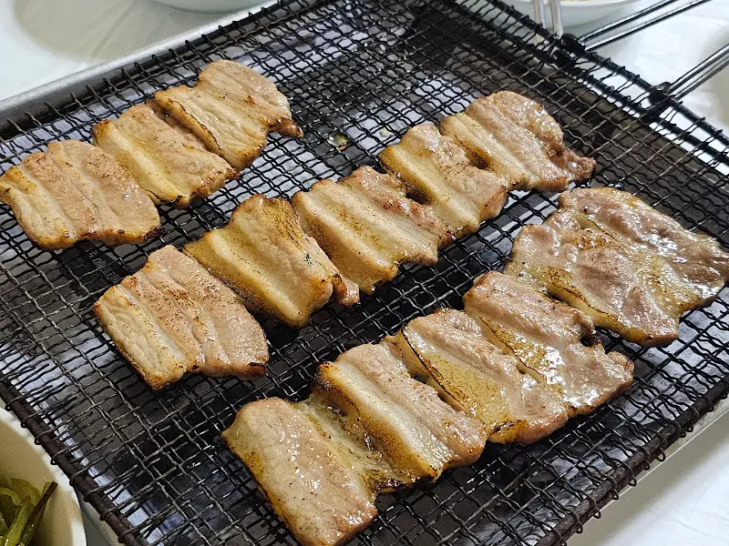 짚불 향을 가득 머금은 삼겹살