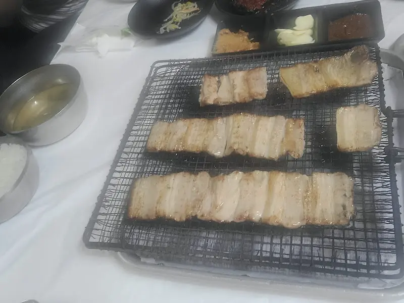 잘 익은 짚불 삼겹살