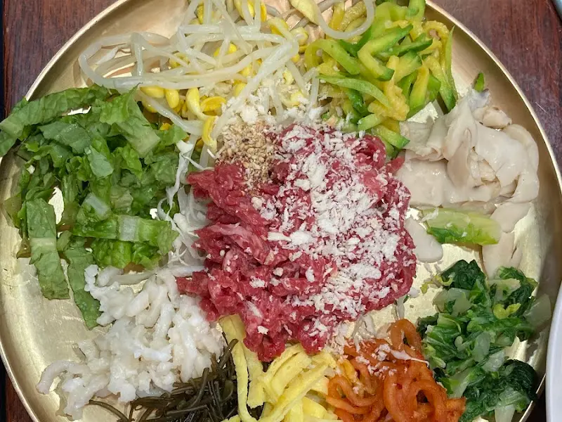 아홉 가지 색색의 채소와 육회가 꽃처럼 펼쳐진 눈꽃 비빔밥