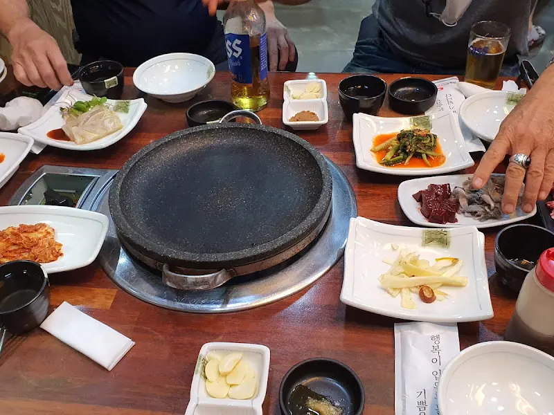 돌판이 세팅된 테이블 전경