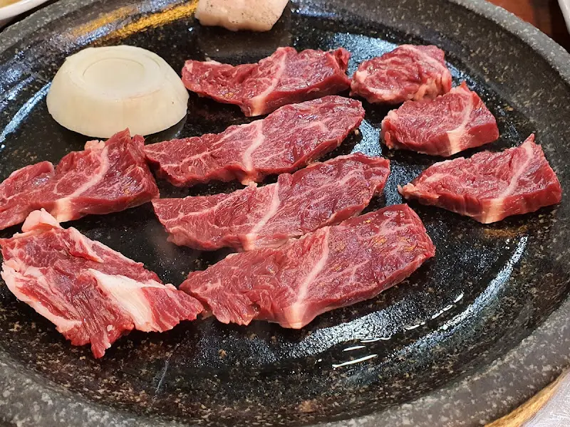 선홍빛 마블링이 촘촘하게 박힌 한우