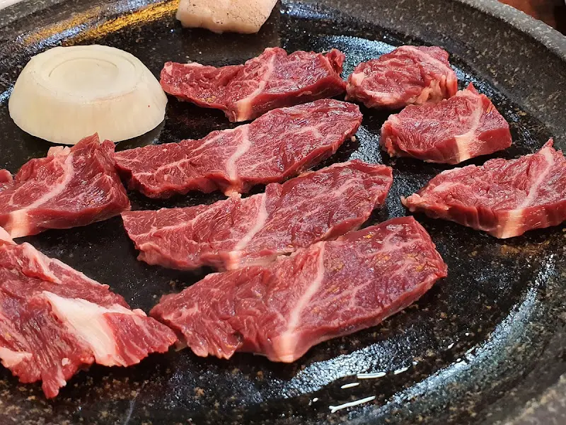 돌판 위에서 구워지는 한우