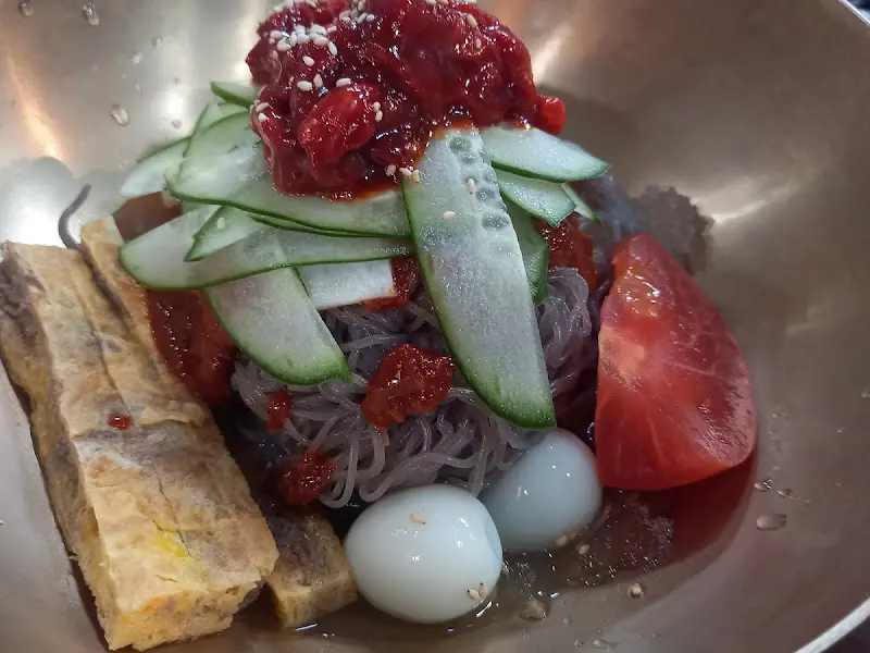 육회비빔면의 모습