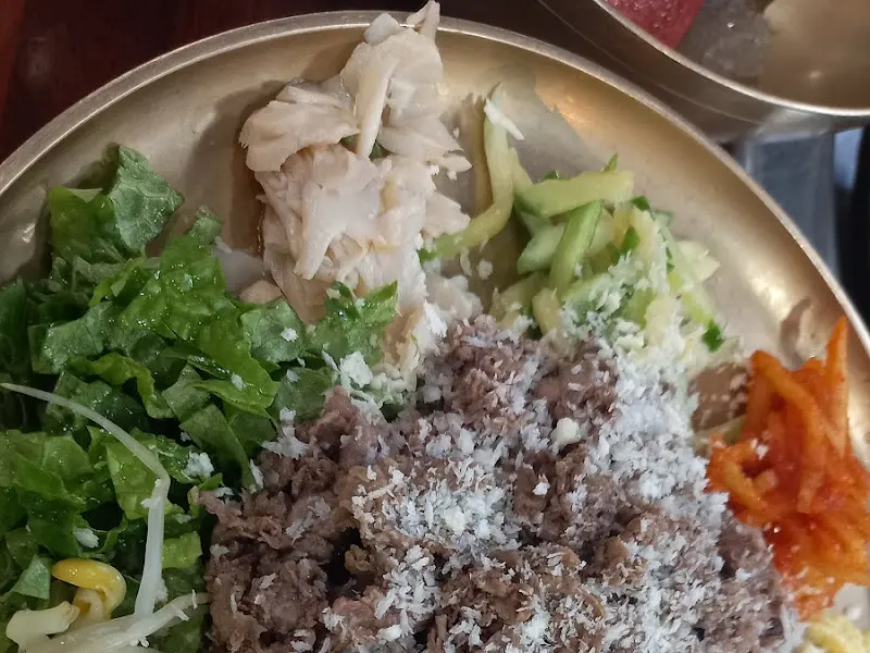 채소와 육회가 조화로운 비빔밥
