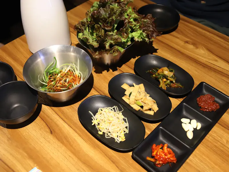 정갈하게 담겨 나온 밑반찬