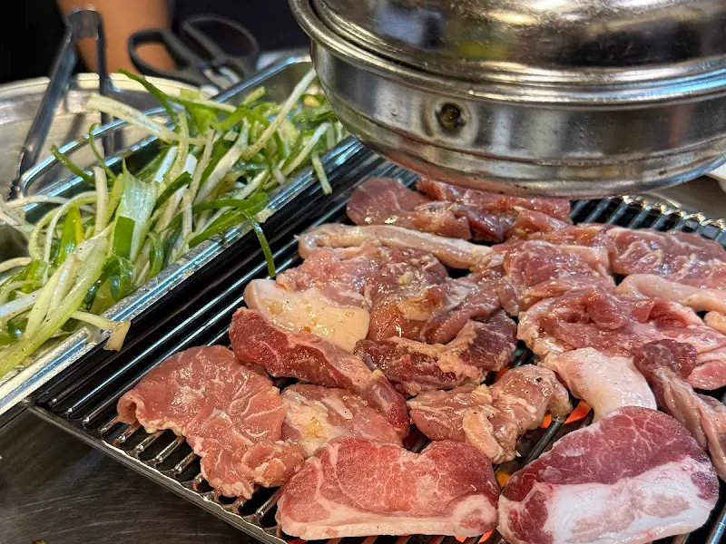 연탄불 위에서 지글거리는 살모듬