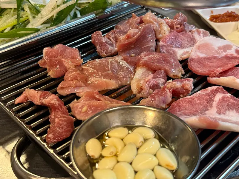 연탄불에 구워지는 돼지 특수부위