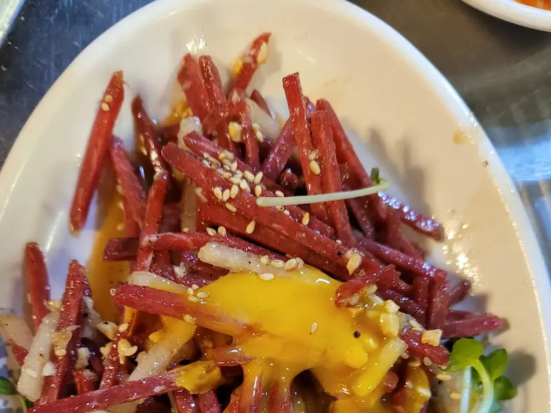 불판 옆 파채와 마늘