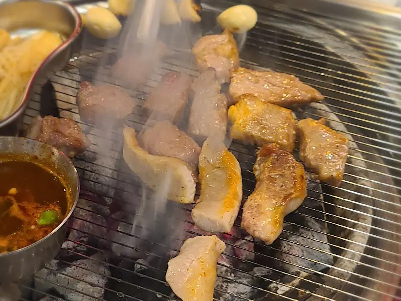 숯불 위에서 익어가는 숙성 돼지고기