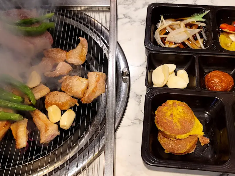 숯불 위에서 익어가는 고기와 꽈리고추