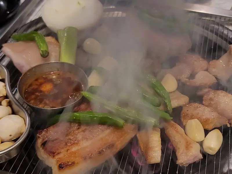 숯불 위에서 익어가는 고기