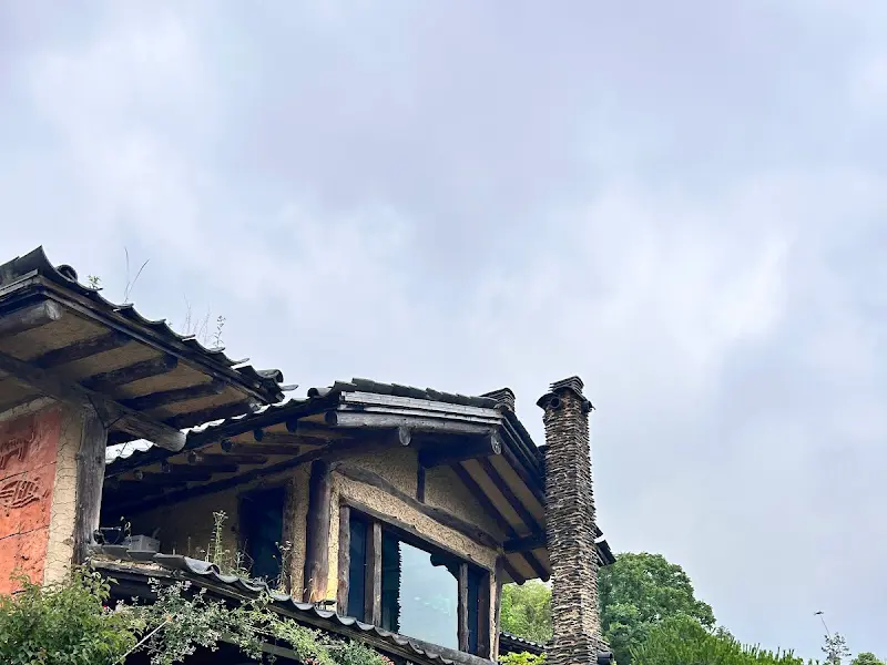 기와지붕과 담쟁이 넝쿨이 어우러진 외관