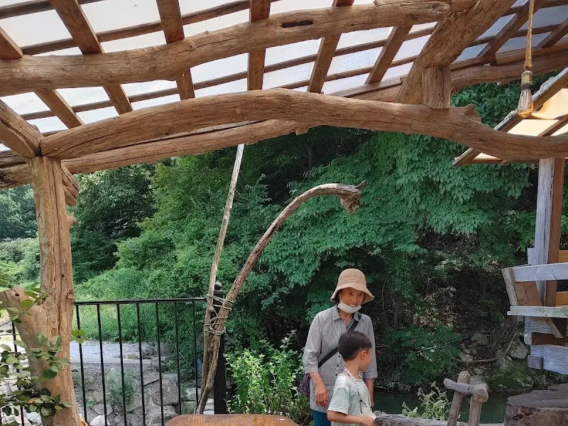 정원 곳곳에 마련된 휴식 공간