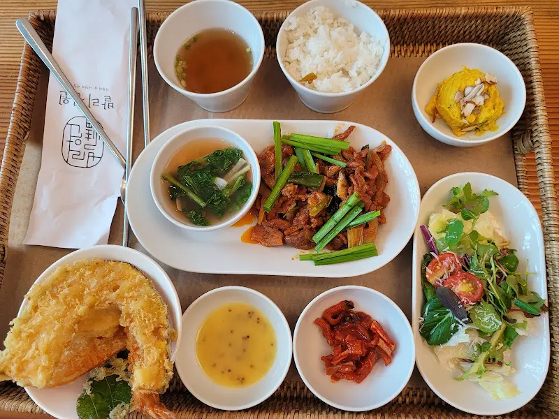 다양한 반찬과 메인 요리가 함께 나오는 한 상 차림