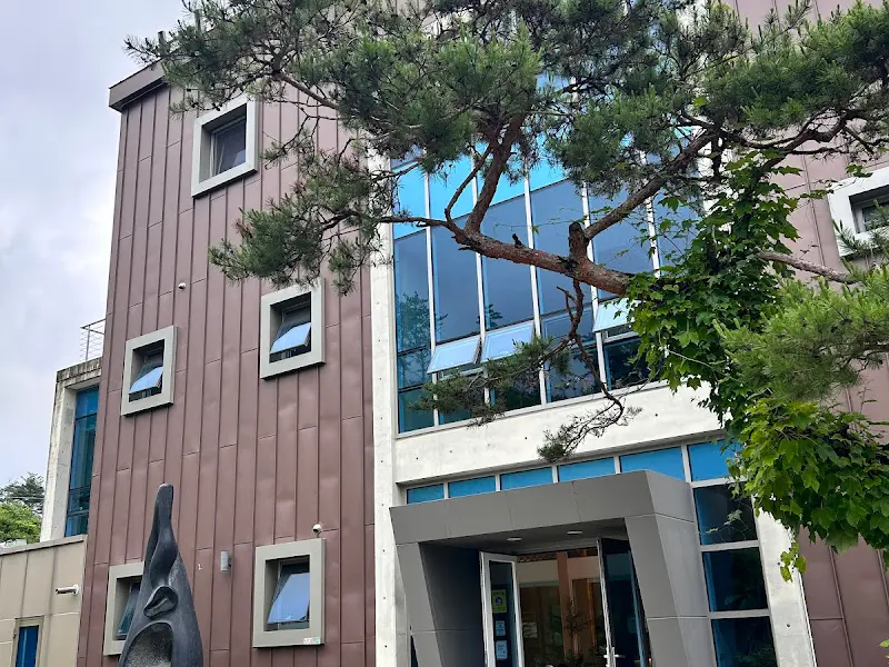 현대적인 감각이 돋보이는 건물 외관