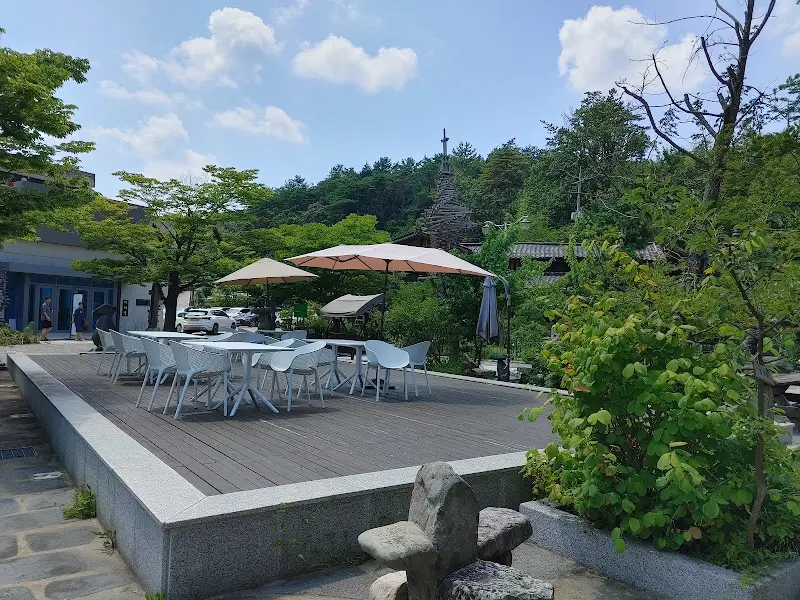 야외 테이블에서 식사를 즐기는 사람들