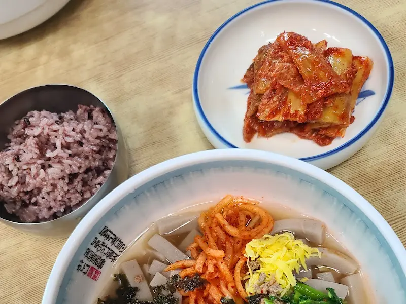 맘보식당 묵채, 김치, 흑미밥
