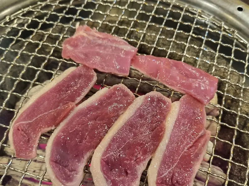 숯불 위에서 익어가는 오리고기