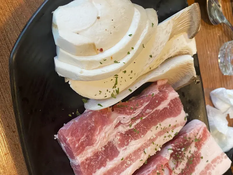 두툼한 꼬들목살