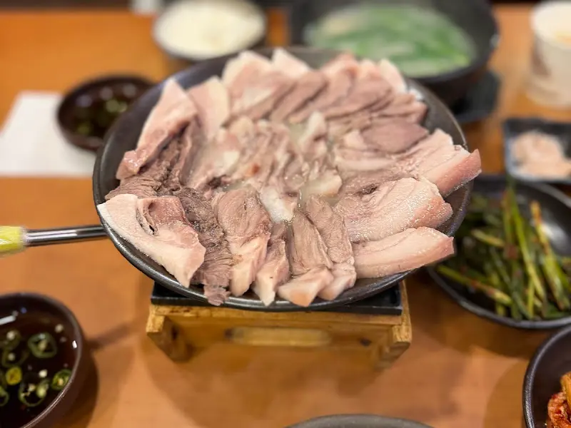 미니 화로 위에 올려진 수육 한 접시