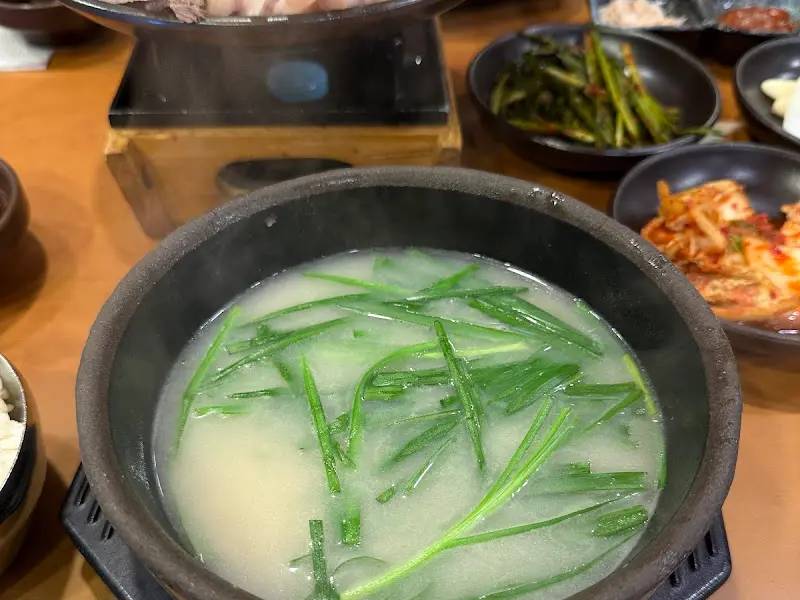 뽀얀 국물에 부추가 듬뿍 올려진 돼지국밥