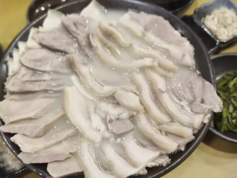 윤기가 흐르는 수육