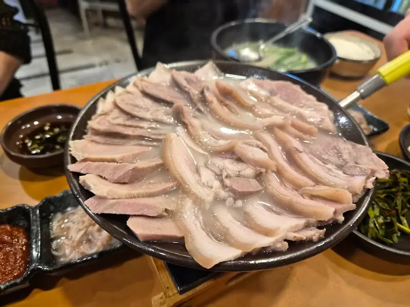 따뜻하게 데워져 나오는 수육