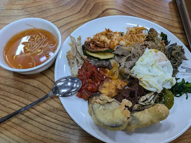 뷔페식 백반 한 상 차림
