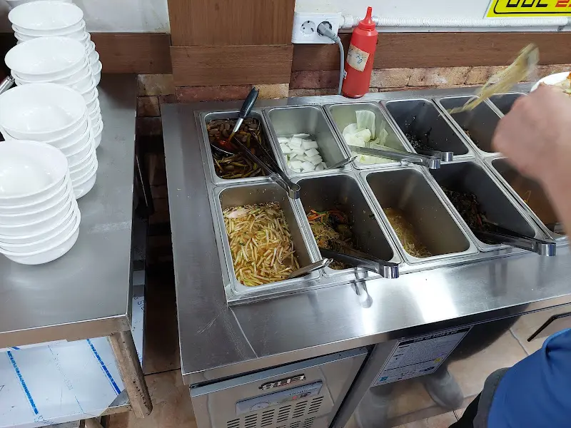 다양한 종류의 반찬 코너