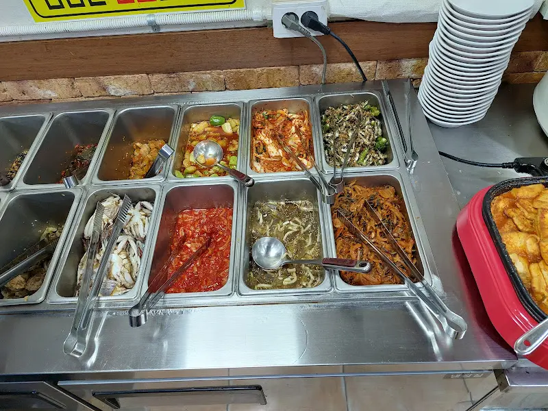 다양한 뷔페 메뉴