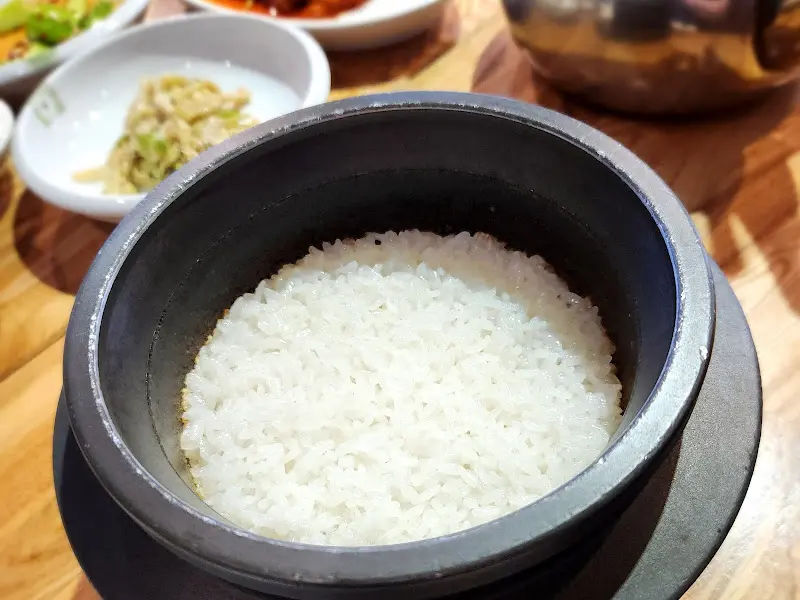 갓 지은 돌솥밥