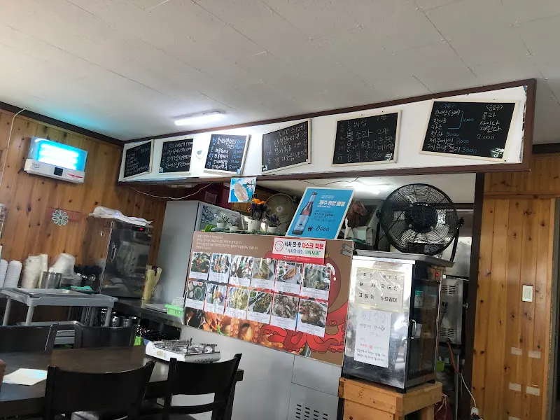청호식당 내부 메뉴판