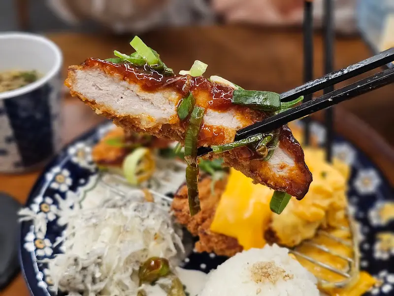 젓가락으로 들어올린 히레카츠 단면