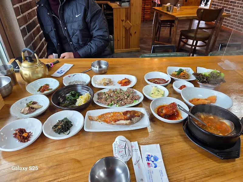 푸짐하게 차려진 대가돌솥밥 한 상 차림