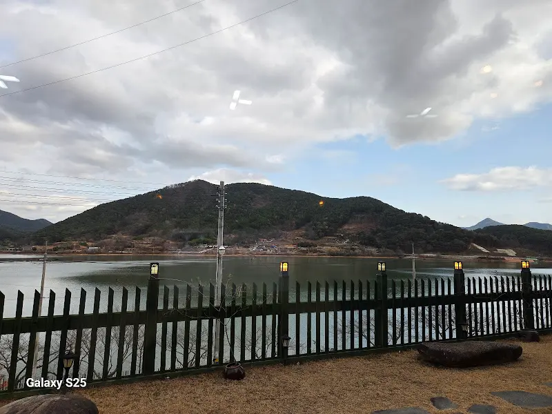 식당에서 바라본 대가 저수지 전경