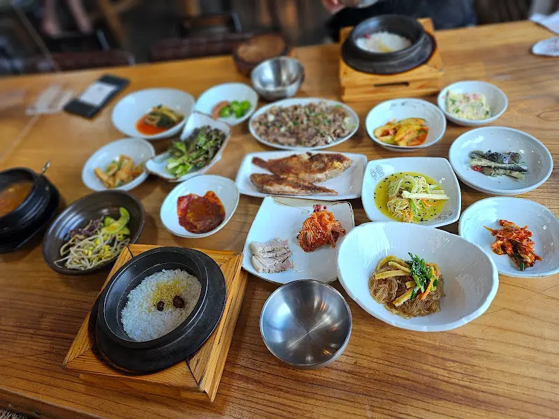 돌솥밥과 다양한 반찬들