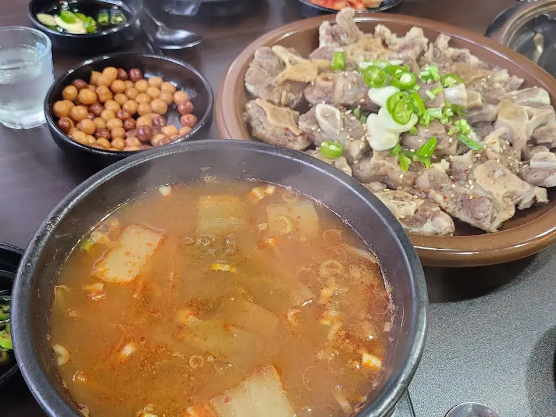 수육과 곁들임 반찬