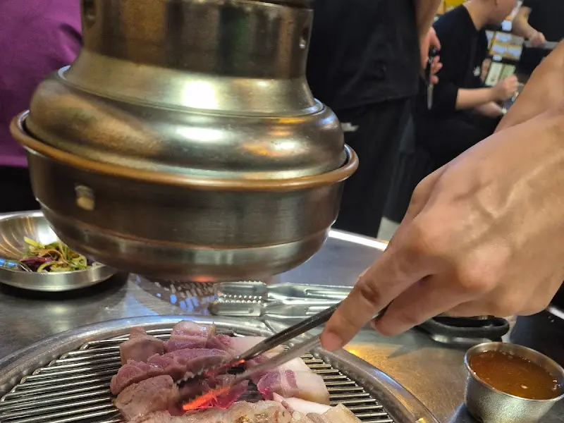 전문가의 손길로 구워지는 흑돼지