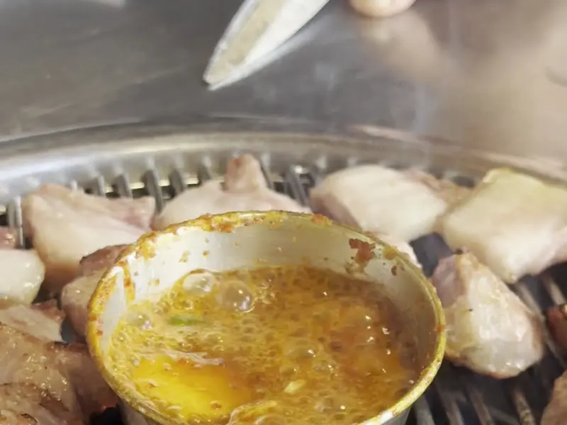 멜젓에 찍어먹는 흑돼지