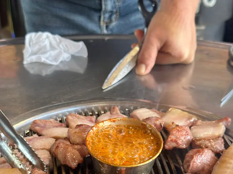 불판 위에서 익어가는 흑돼지