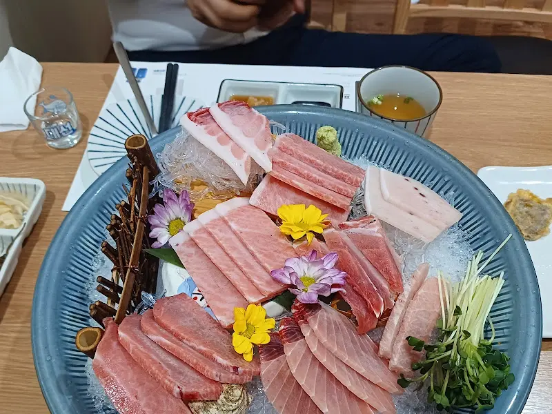 참치회와 곁들여 먹는 다양한 야채와 소스