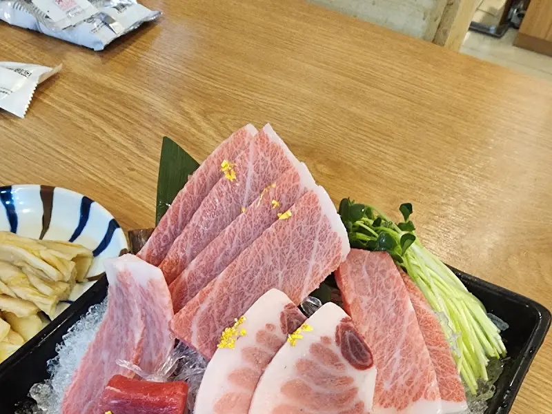 두툼하게 썰린 참치회